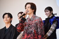 「仮面ライダー THE WINTER MOVIE ガッチャード＆ギーツ 最強ケミー★ガッチャ大作戦」初日舞台挨拶の様子。
