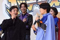 本島純政（右）のことを話す本宮泰風（左）。