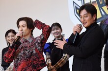 本宮泰風（右）に褒められて照れる簡秀吉（左）。