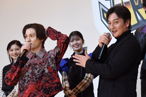 本宮泰風(右)に褒められて照れる簡秀吉(左)。