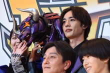 バッファケミーを肩に乗せる藤林泰也（中央奥）。