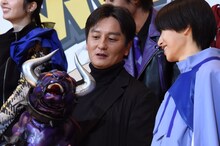 バッファケミーを本島純政（右）に見せる本宮泰風（左）。