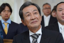 日野聡一郎役の佐戸井けん太。