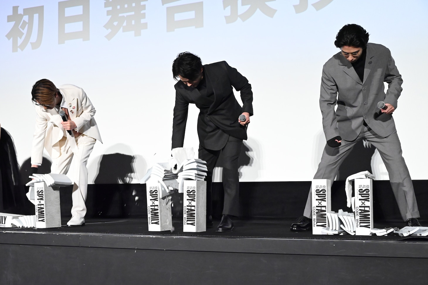 瓦割りをする江口拓也（左）、中村倫也（中央）、賀来賢人（右）。