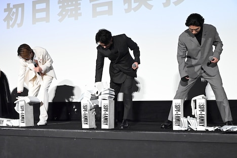 瓦割りをする江口拓也(左)、中村倫也(中央)、賀来賢人(右)。