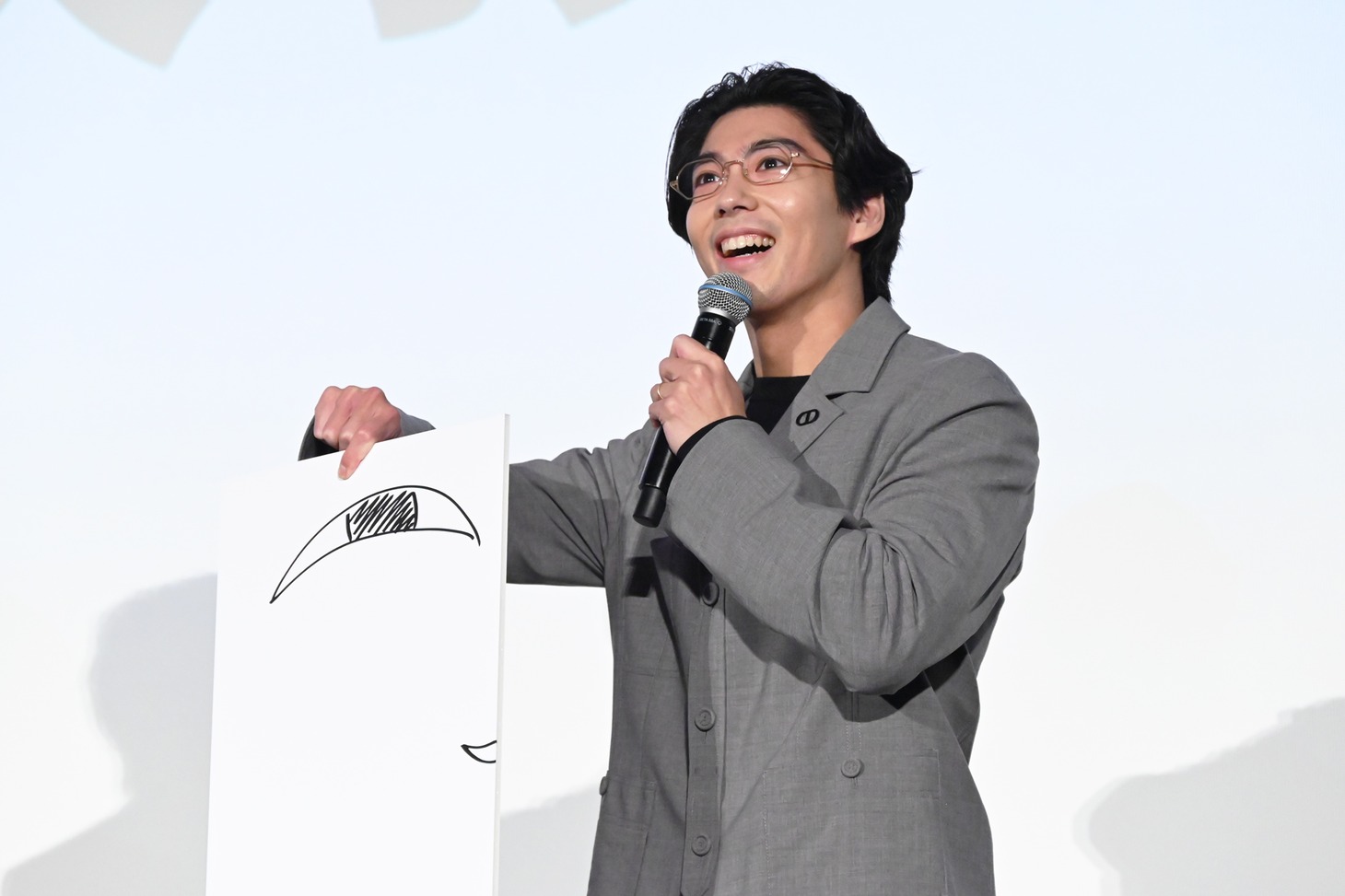 観客からの好感触に喜ぶ賀来賢人。