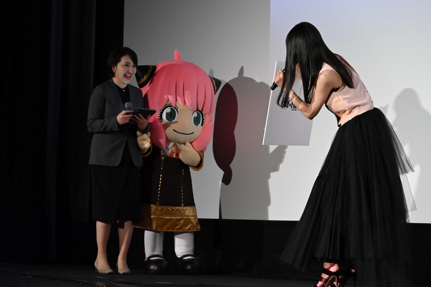 アーニャをおびえさせる早見沙織（右）。