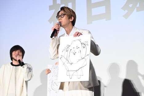 観客の反応を確かめる江口拓也。