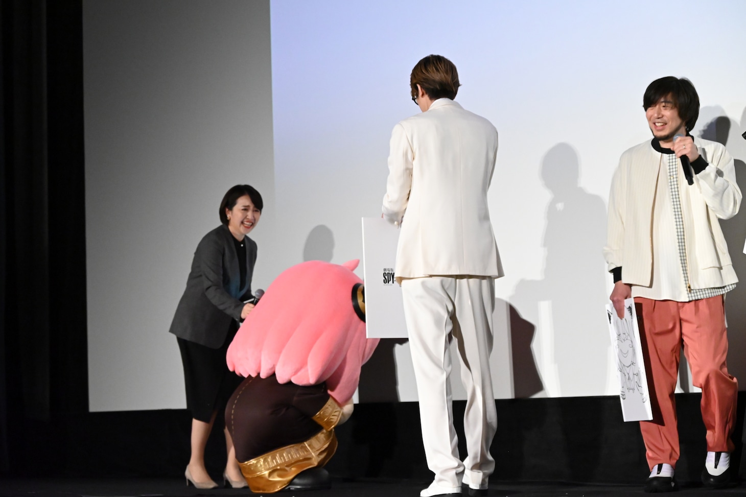アーニャをおびえさせる江口拓也（中央）。