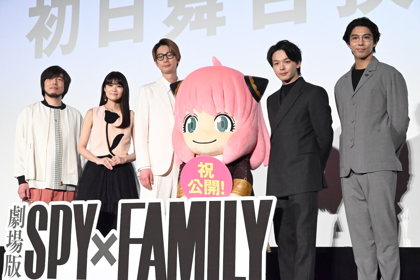 「劇場版 SPY×FAMILY CODE: White」初日舞台挨拶の様子。左から松田健一郎、早見沙織、江口拓也、アーニャ、中村倫也、賀来賢人。