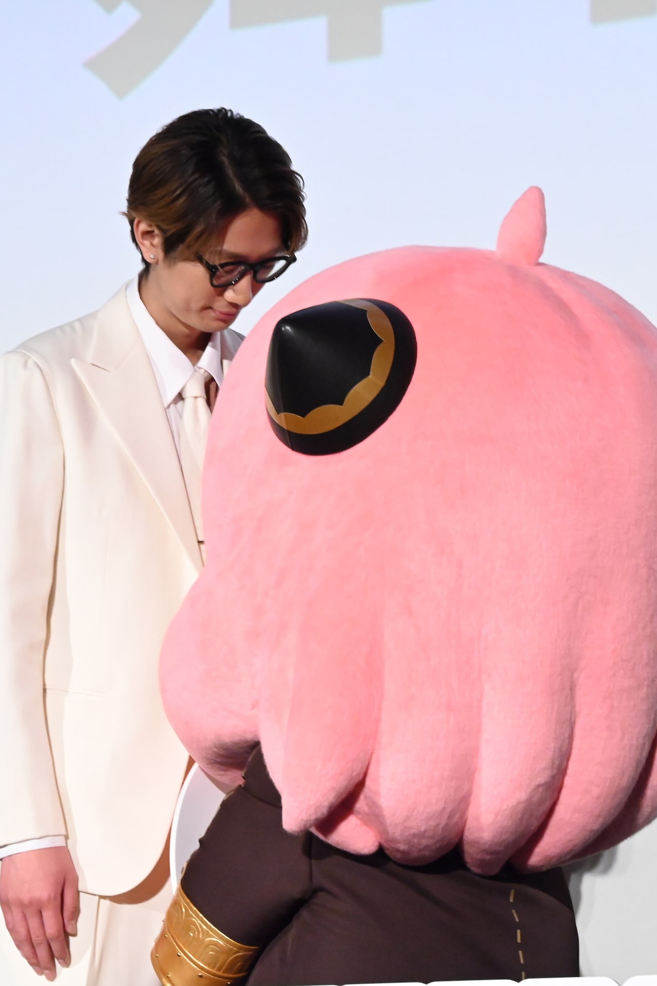 見つめ合う江口拓也（左）とアーニャ（右）。 [画像・動画ギャラリー