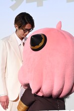 見つめ合う江口拓也（左）とアーニャ（右）。