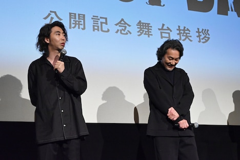 褒められて照れる役所広司（右）。