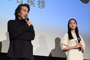 左から役所広司、中野有紗。