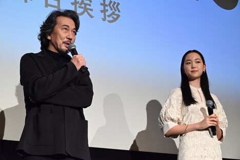 左から役所広司、中野有紗。