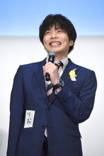 吉田鋼太郎のアクリルスタンド、「りお（内田理央）」と書かれた紙をポケットに入れて登壇した田中圭。