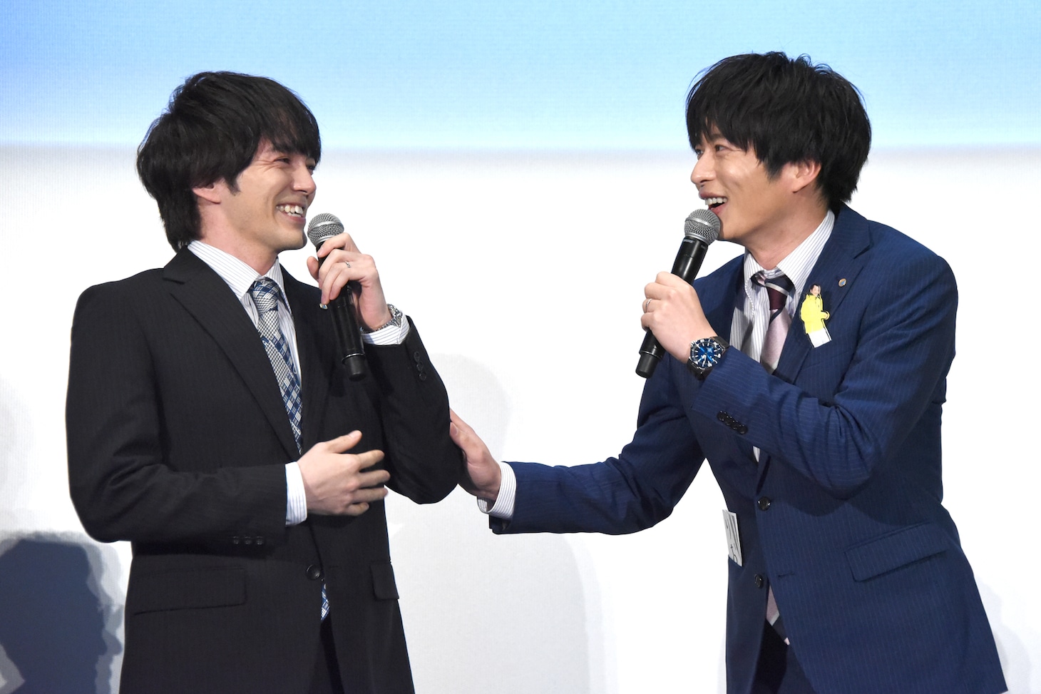 「右肩外します！」と宣言した林遣都（左）をやんわり制止する田中圭（右）。