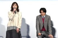 にこやかに挨拶をする大塚寧々（左）と、次に順番が回ってくるため緊張気味の金子大地（右）。