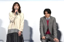 にこやかに挨拶をする大塚寧々（左）と、次に順番が回ってくるため緊張気味の金子大地（右）。