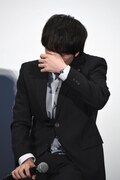ファンの温かさに感動し、涙をこぼす林遣都。