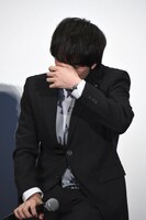 ファンの温かさに感動し、涙をこぼす林遣都。