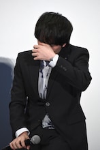 ファンの温かさに感動し、涙をこぼす林遣都。