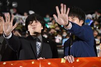 全国の劇場への中継が続いていると知り、慌ててカメラに手を振る田中圭（右）と林遣都（左）。