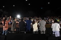 ファンとの対面を喜ぶ「おっさんずラブ-リターンズ-」のキャスト一同。