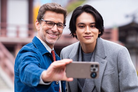 左からザック・スナイダー、北村匠海。