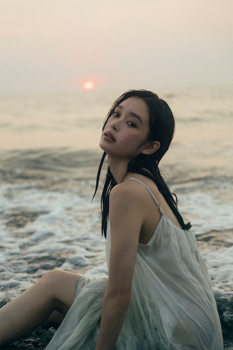 「高石あかりファースト写真集 幻灯」より。