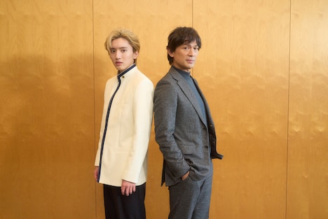 左から道枝駿佑、江口洋介。