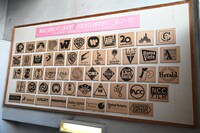 大洋映画劇場45周年の際に展示した、映画会社のロゴ。現在も階段の踊り場で見ることができる。