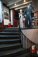 大洋映画劇場のロビーで客を出迎えるチャールズ・チャップリンの看板。