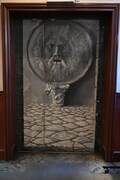 階段に続くドアに描かれた「真実の口」。