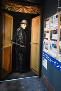 階段に続くドアに描かれたチャールズ・チャップリン。