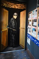 階段に続くドアに描かれたチャールズ・チャップリン。