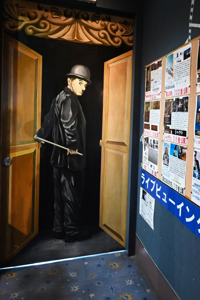 階段に続くドアに描かれたチャールズ・チャップリン。