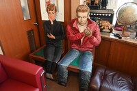 “映画スター”たちが描かれた椅子。長い間、大洋2・3・4のある4階のエレベーター横に置かれていた（現在は社長室に）。