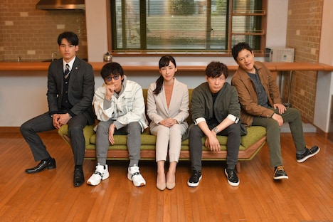 「MIU404」のキャスト写真。左から岡田健史、綾野剛、麻生久美子、星野源、橋本じゅん。