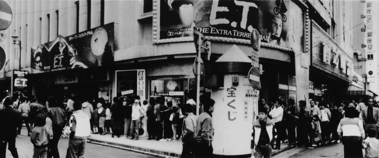 「E.T.」公開当時の劇場前の様子。