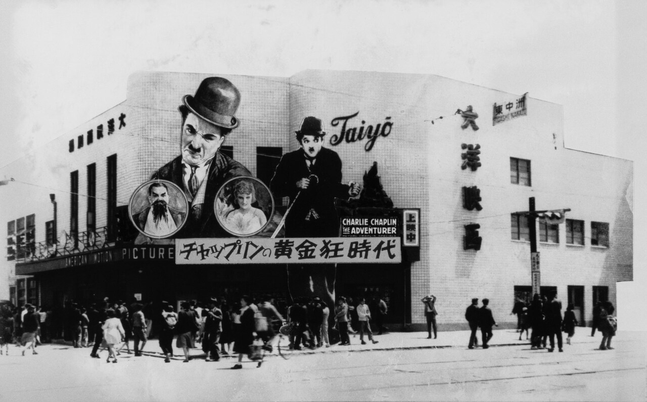 「黄金狂時代」を上映した創業当時の様子。