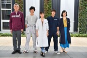 「アンナチュラル」のキャスト写真。左から松重豊、井浦新、石原さとみ、窪田正孝、市川実日子。