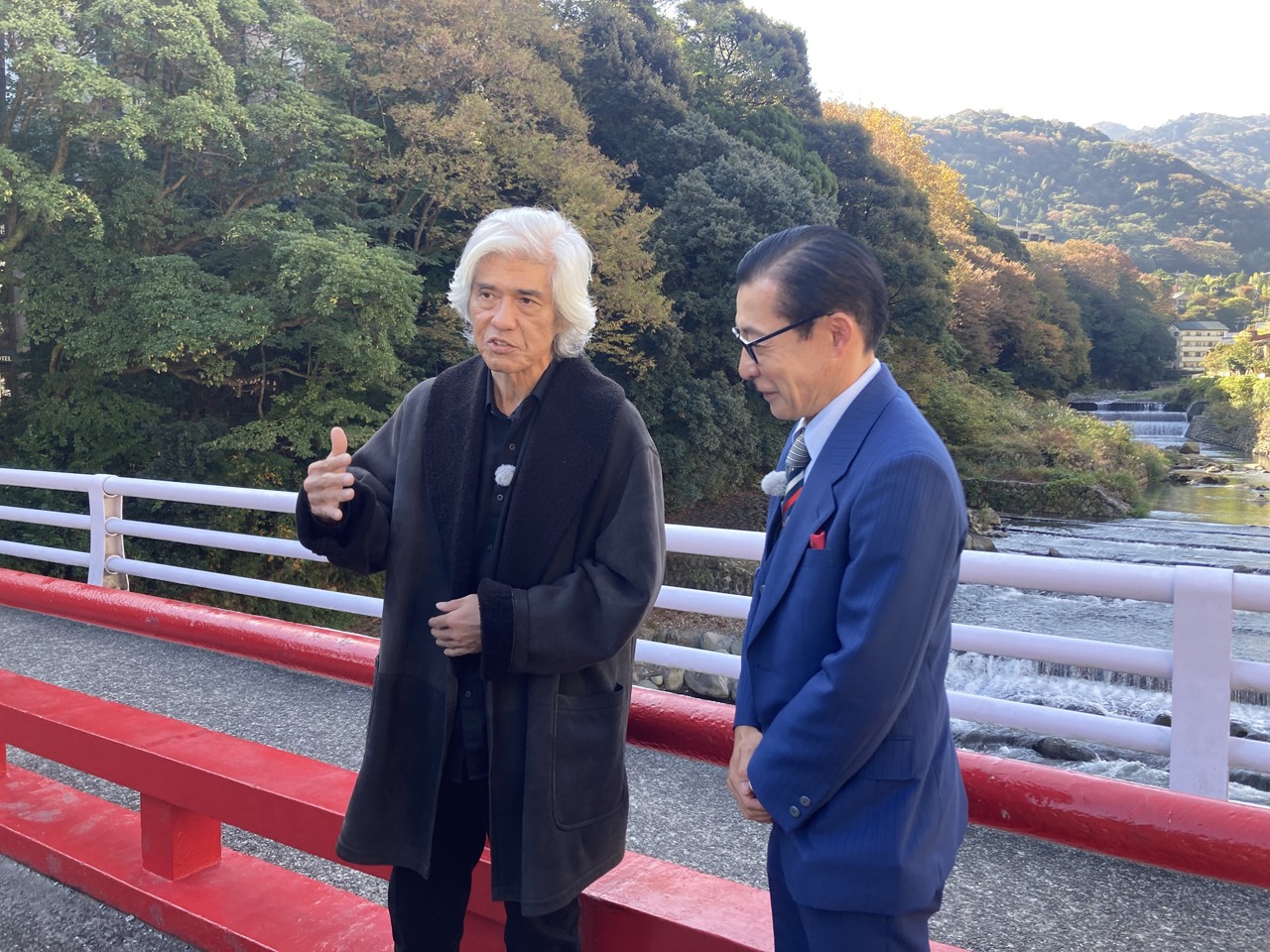 左から佐藤浩市、岩井ジョニ男。(c)BS松竹東急
