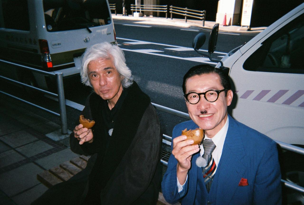 左から佐藤浩市、岩井ジョニ男。(c)BS松竹東急