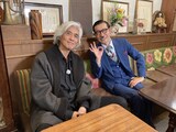 左から佐藤浩市、岩井ジョニ男。(c)BS松竹東急