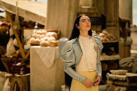 「哀れなるものたち」で主人公ベラを演じたエマ・ストーン。