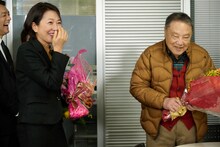 左から羽田美智子、伊東四朗。