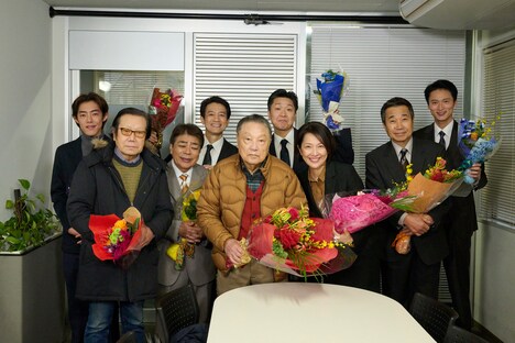 「おかしな刑事最終回!大千秋楽スペシャル」クランクアップの様子。