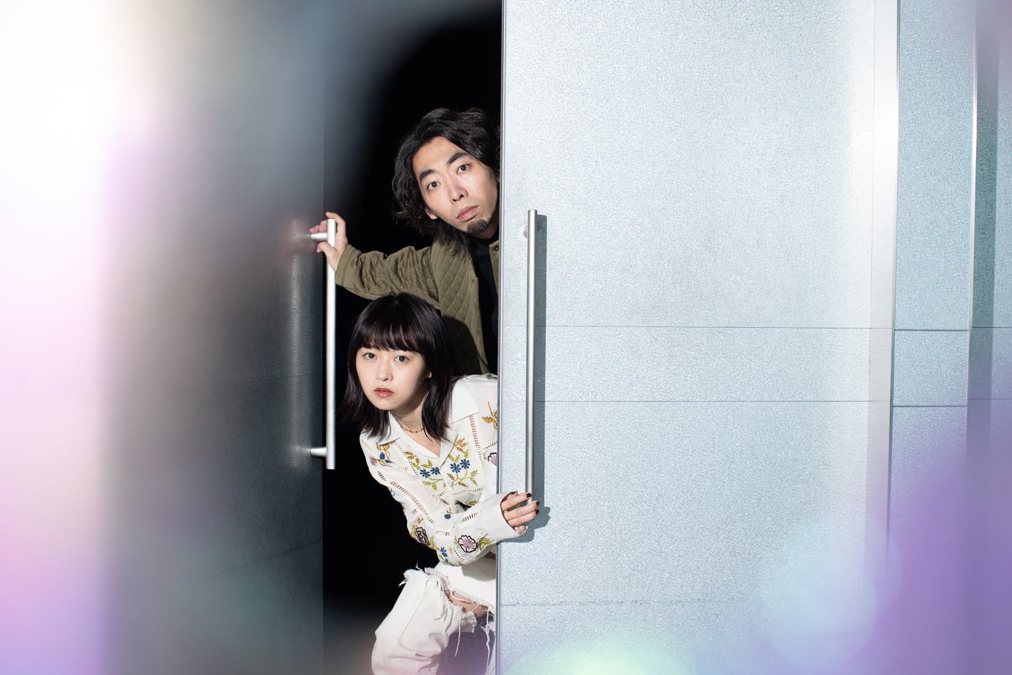 柄本時生（奥）と伊藤万理華（手前）。