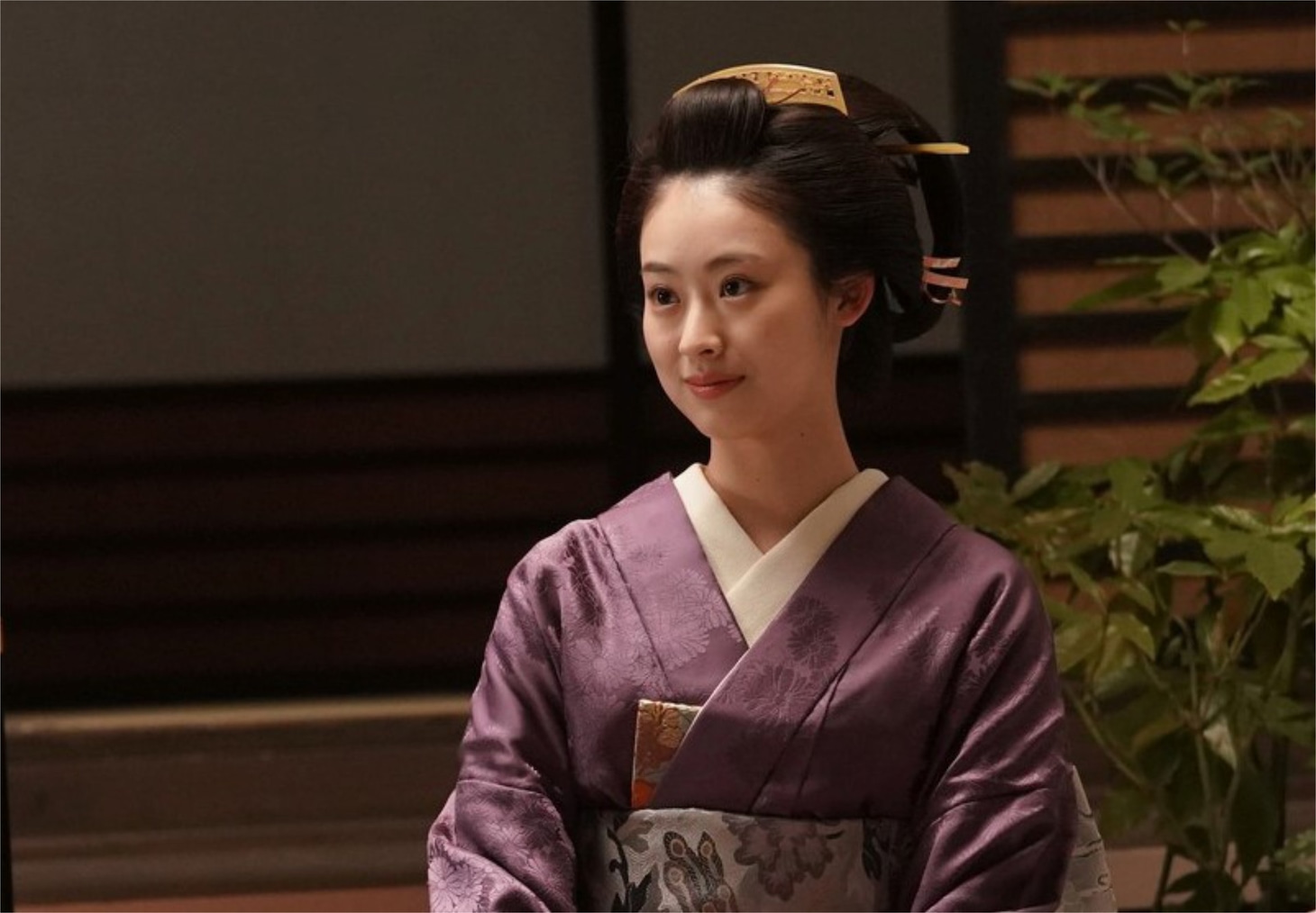 御中臈・夜霧役の井本彩花。